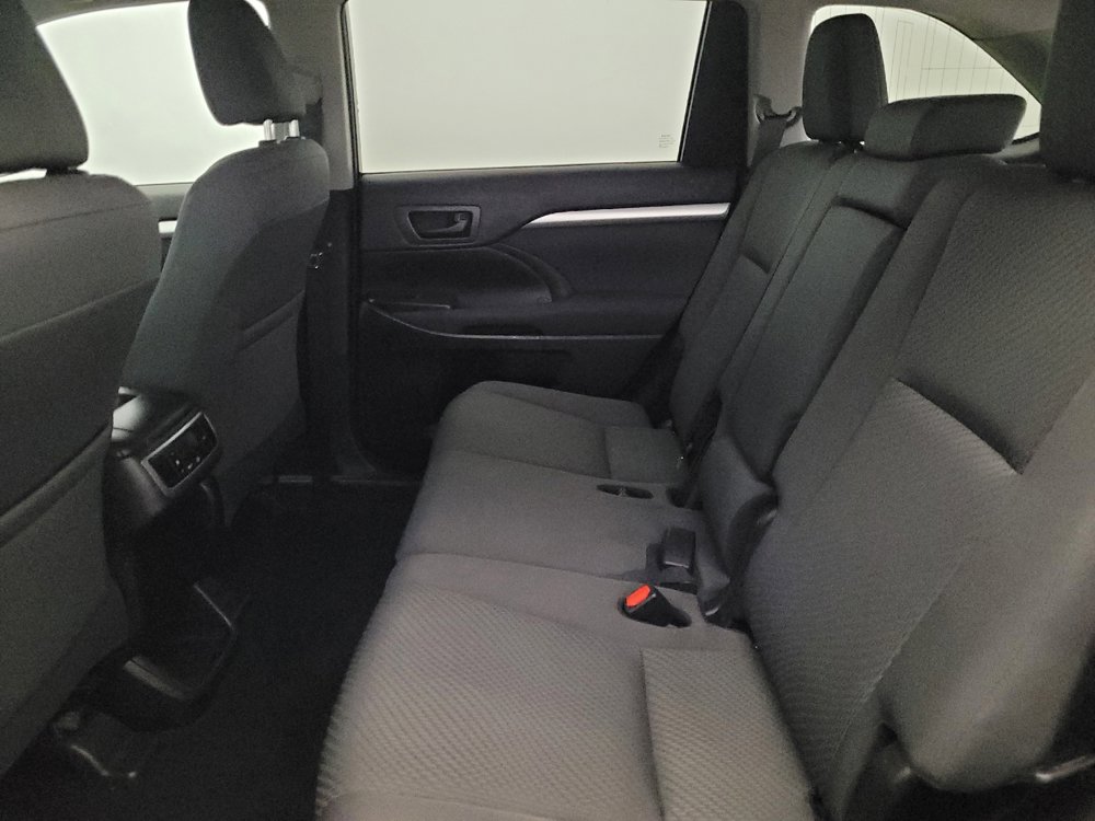 Used 2019 Toyota Highlander LE AWD/4WD image 18