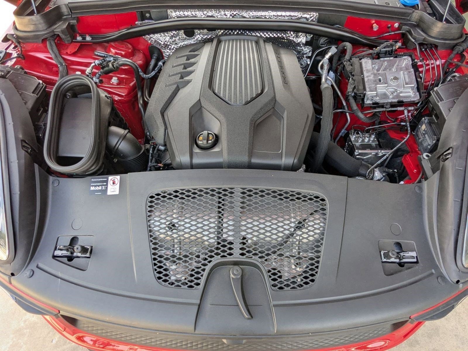 Certified 2025 Porsche Macan AWD/4WD image 28