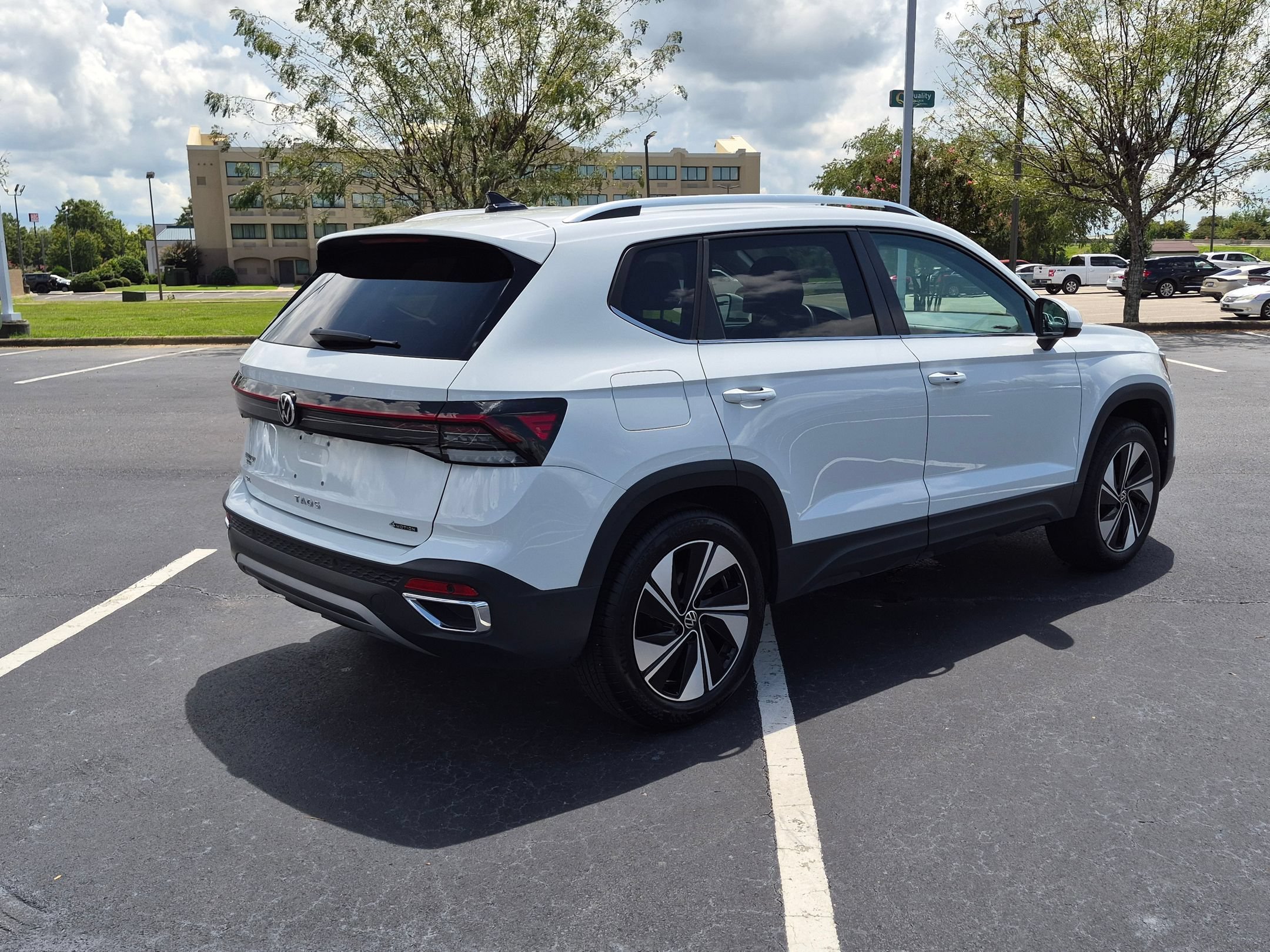 Used 2025 Volkswagen Taos SE AWD/4WD image 3