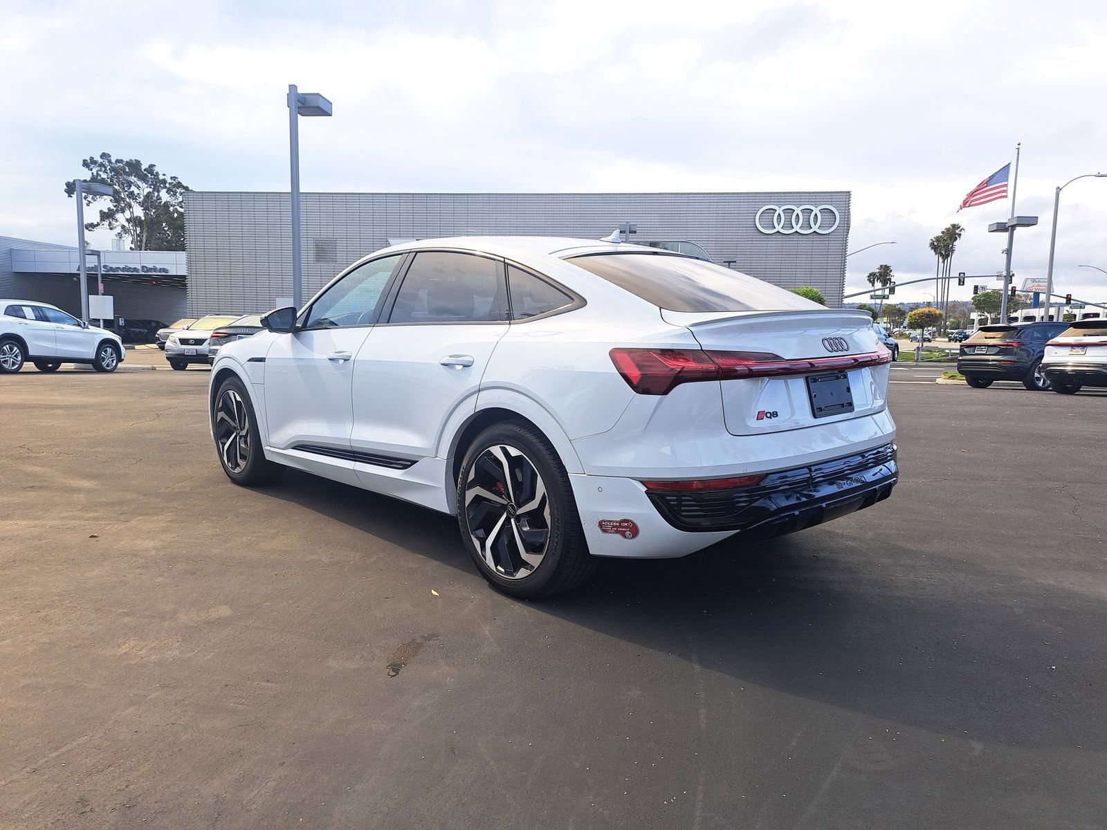Used 2024 Audi Q8 e-tron Premium Plus image 4