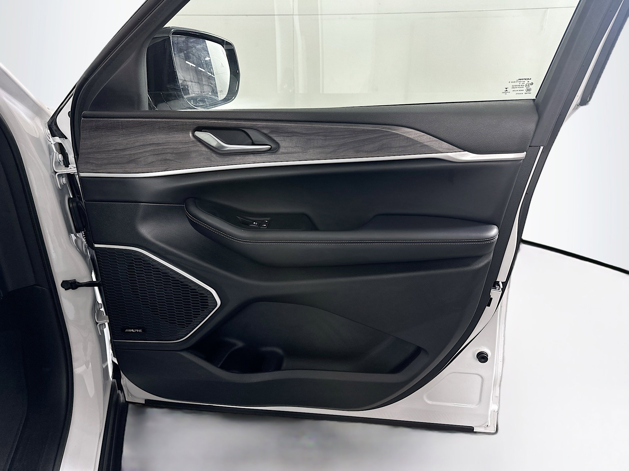 Used 2023 Jeep Grand Cherokee Limited image 32