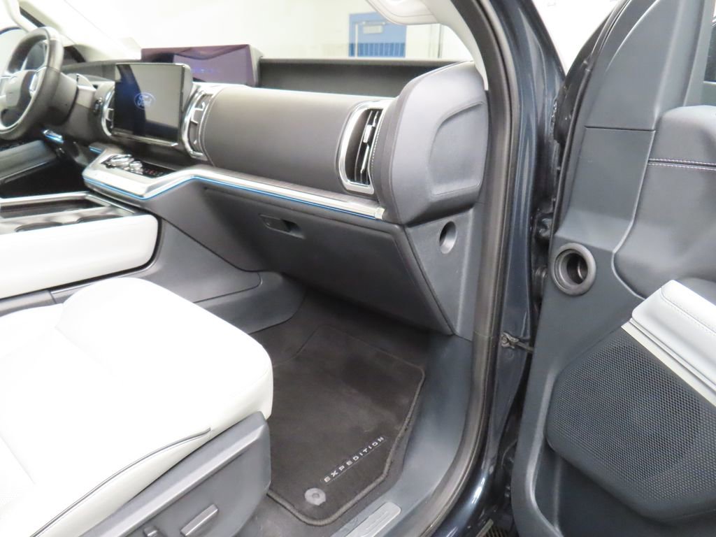 Used 2025 Ford Expedition Max Platinum w/ Platinum Ultimate Package AWD/4WD image 40