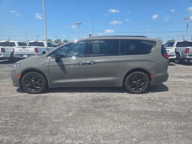 Used 2024 Chrysler Pacifica Premium FWD image 4