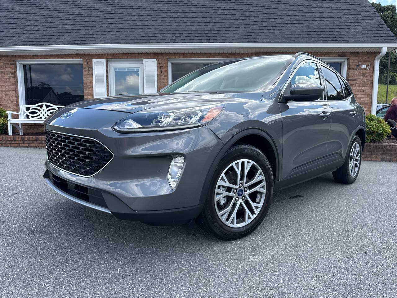 Used 2022 Ford Escape SEL w/ Technology Package FWD image 3