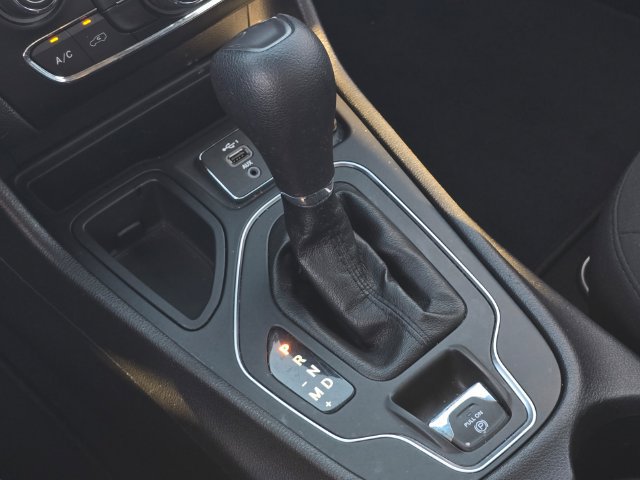 Used 2020 Jeep Cherokee Latitude w/ Cold Weather Group FWD image 20
