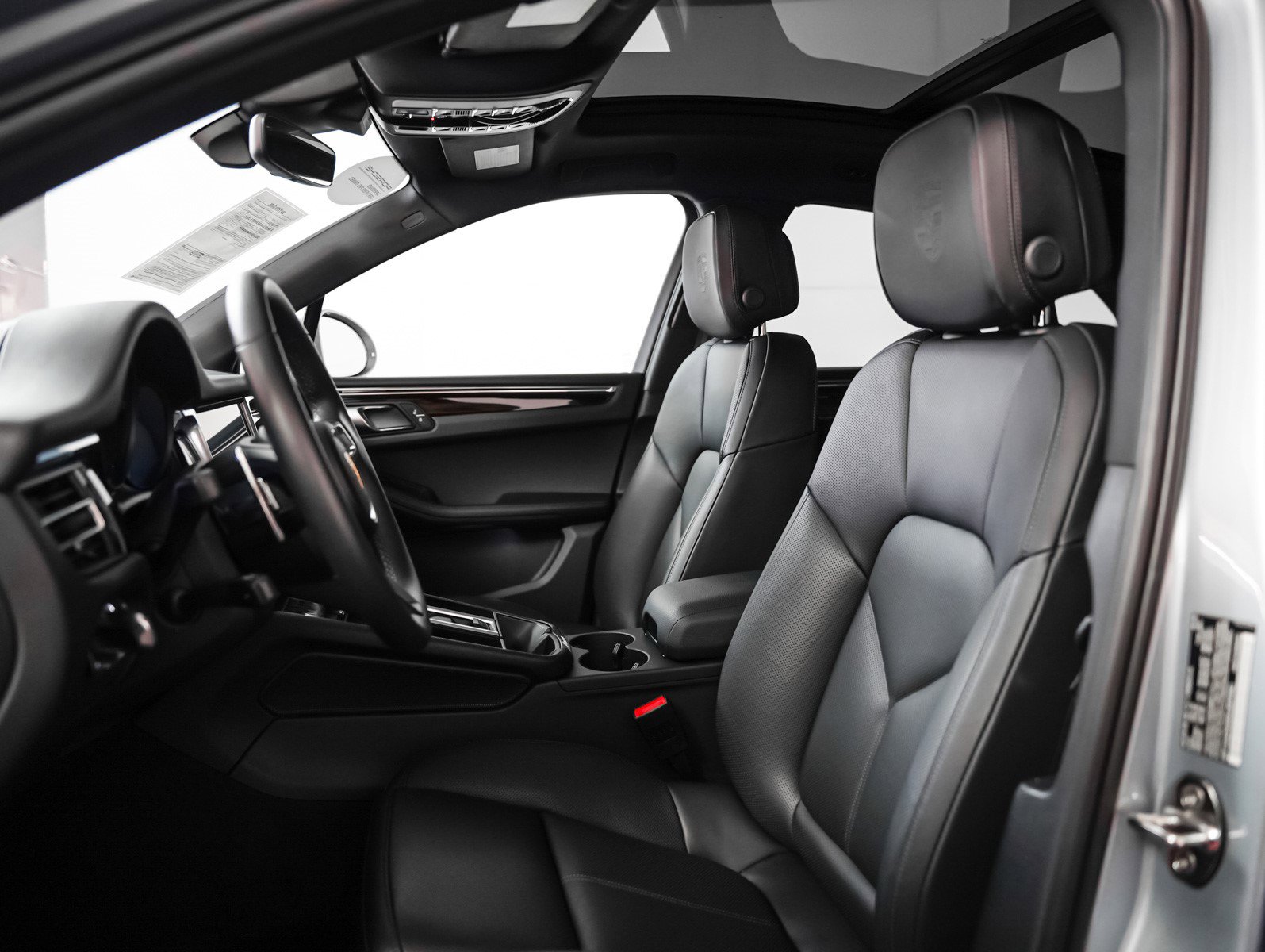 Certified 2025 Porsche Macan image 5