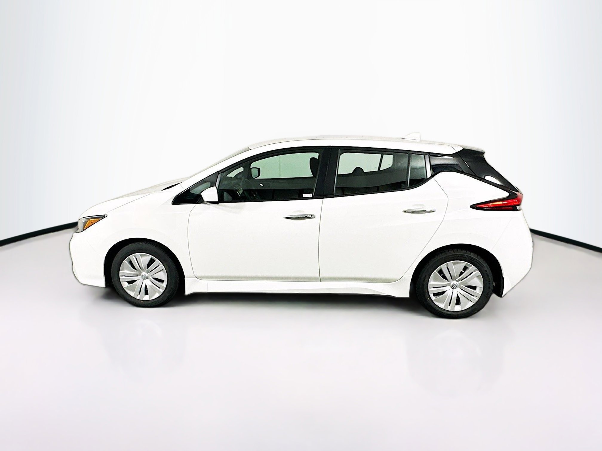 Used 2024 Nissan Leaf S FWD image 4
