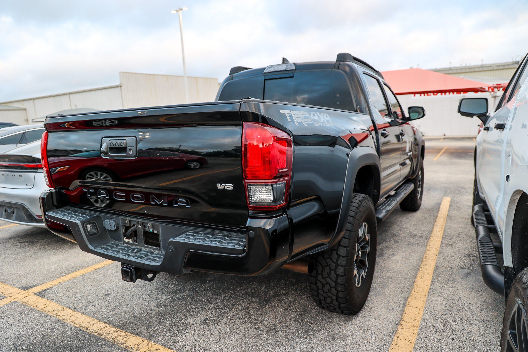 Used 2018 Toyota Tacoma SR AWD/4WD image 8