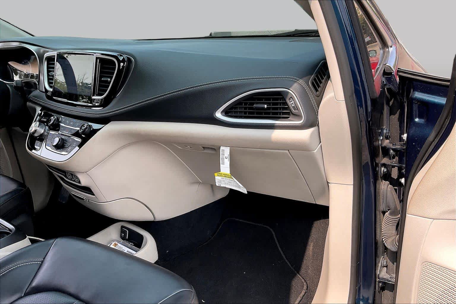 Used 2023 Chrysler Pacifica Touring-L FWD image 17