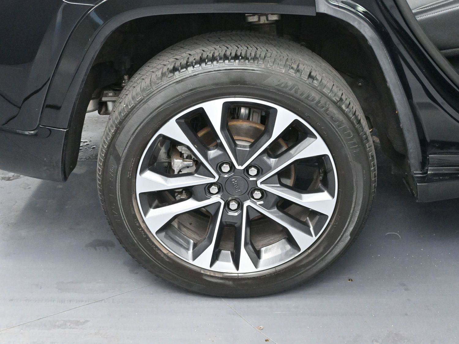 Used 2023 Jeep Grand Cherokee Overland w/ Luxury Tech Group IV AWD/4WD image 32