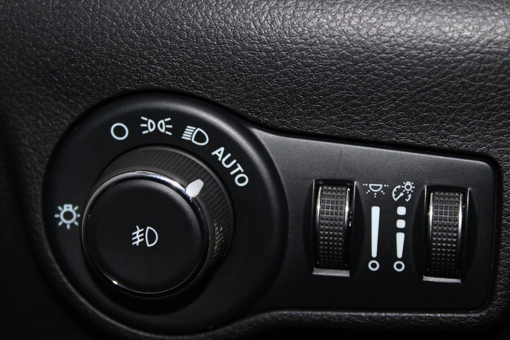 Used 2024 Jeep Compass Latitude image 33