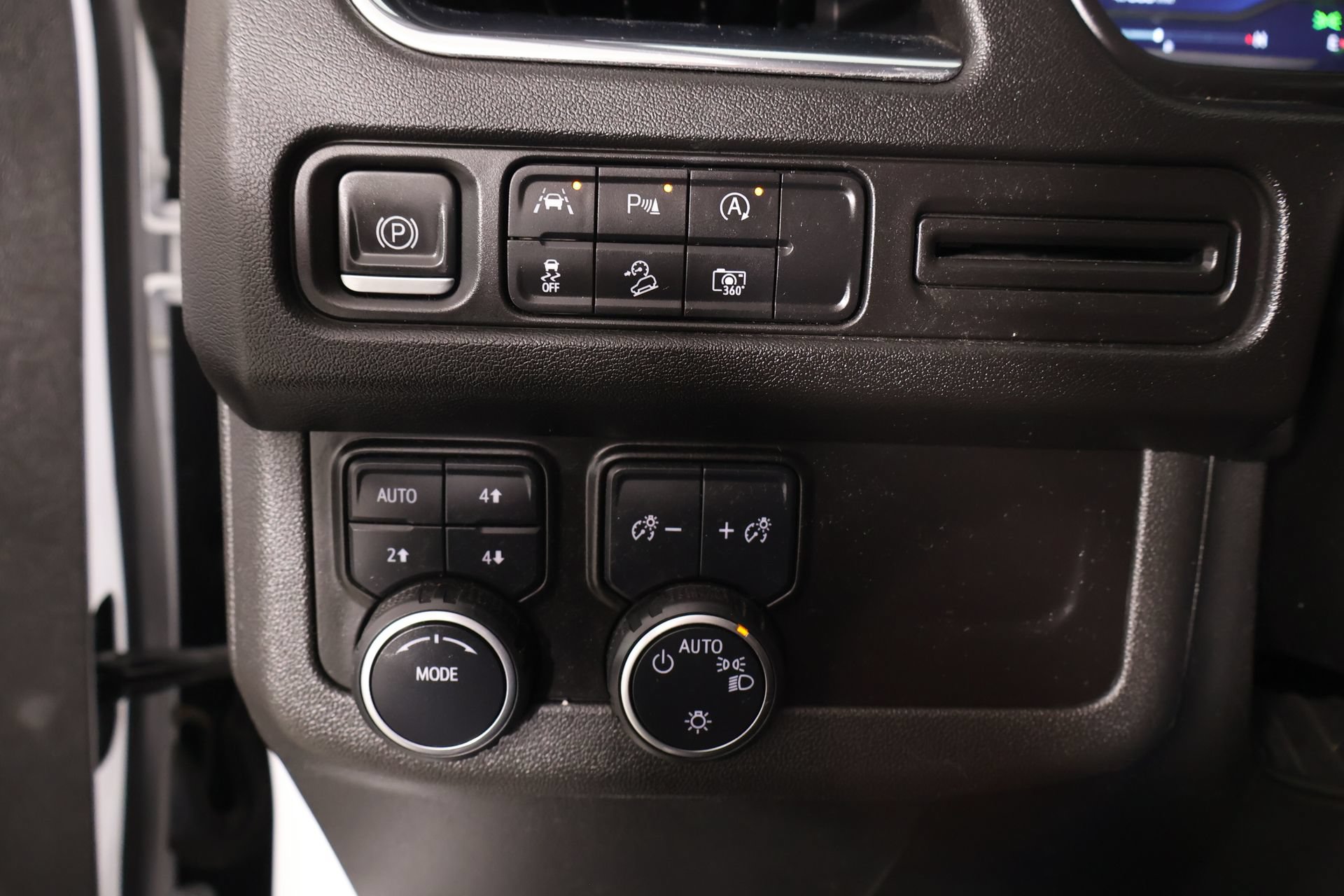 Used 2023 Chevrolet Tahoe Z71 w/ Luxury Package AWD/4WD image 8