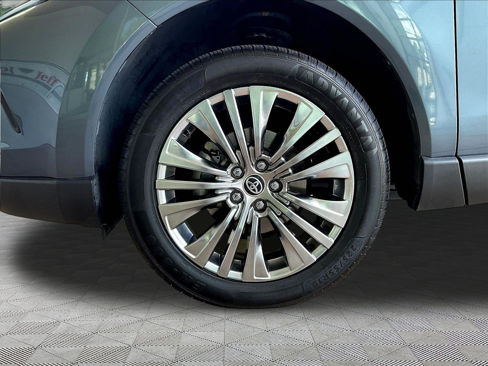Used 2024 Toyota Venza XLE AWD/4WD image 32