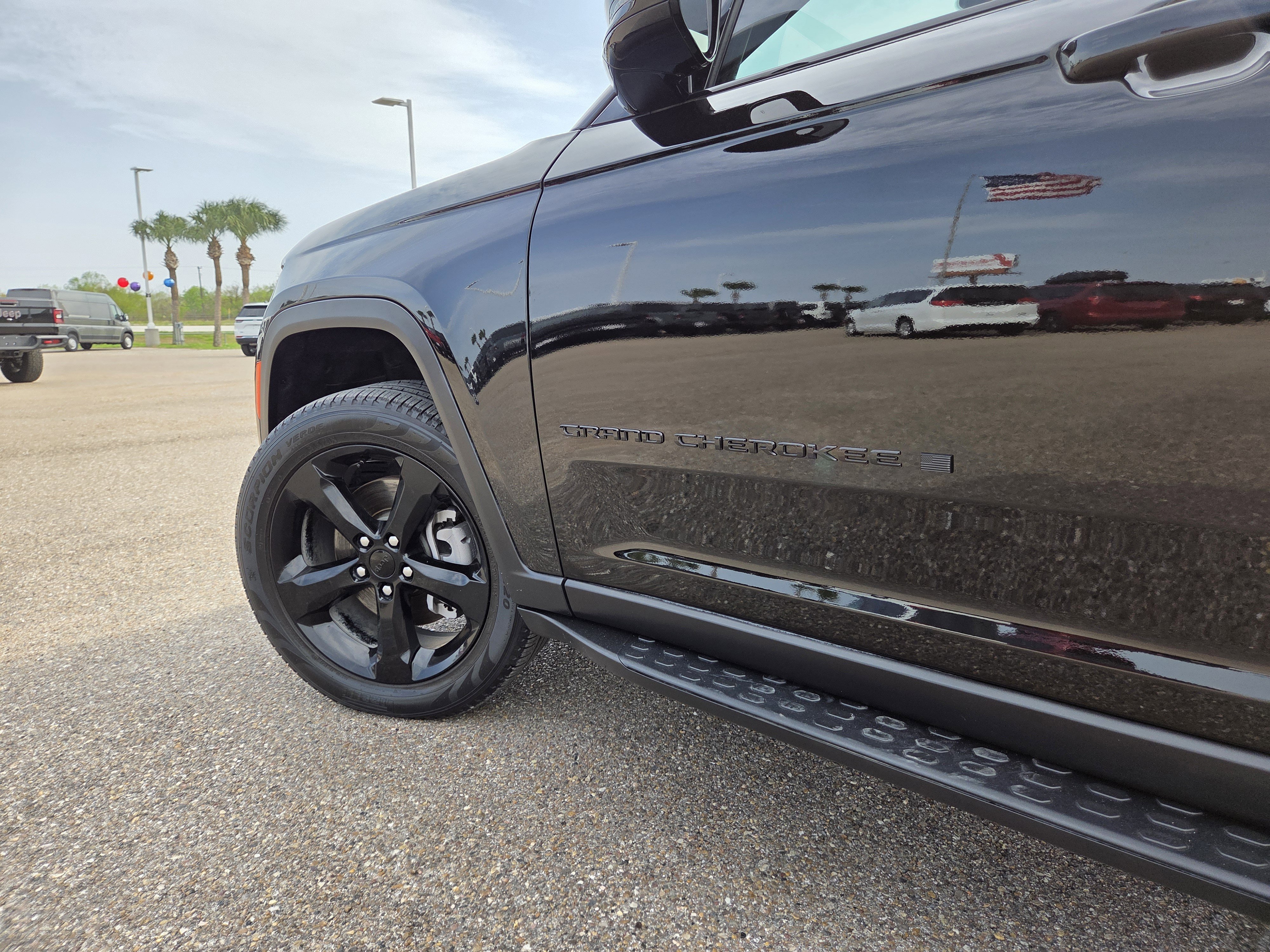 Used 2024 Jeep Grand Cherokee L Limited w/ Black Appearance Package image 11