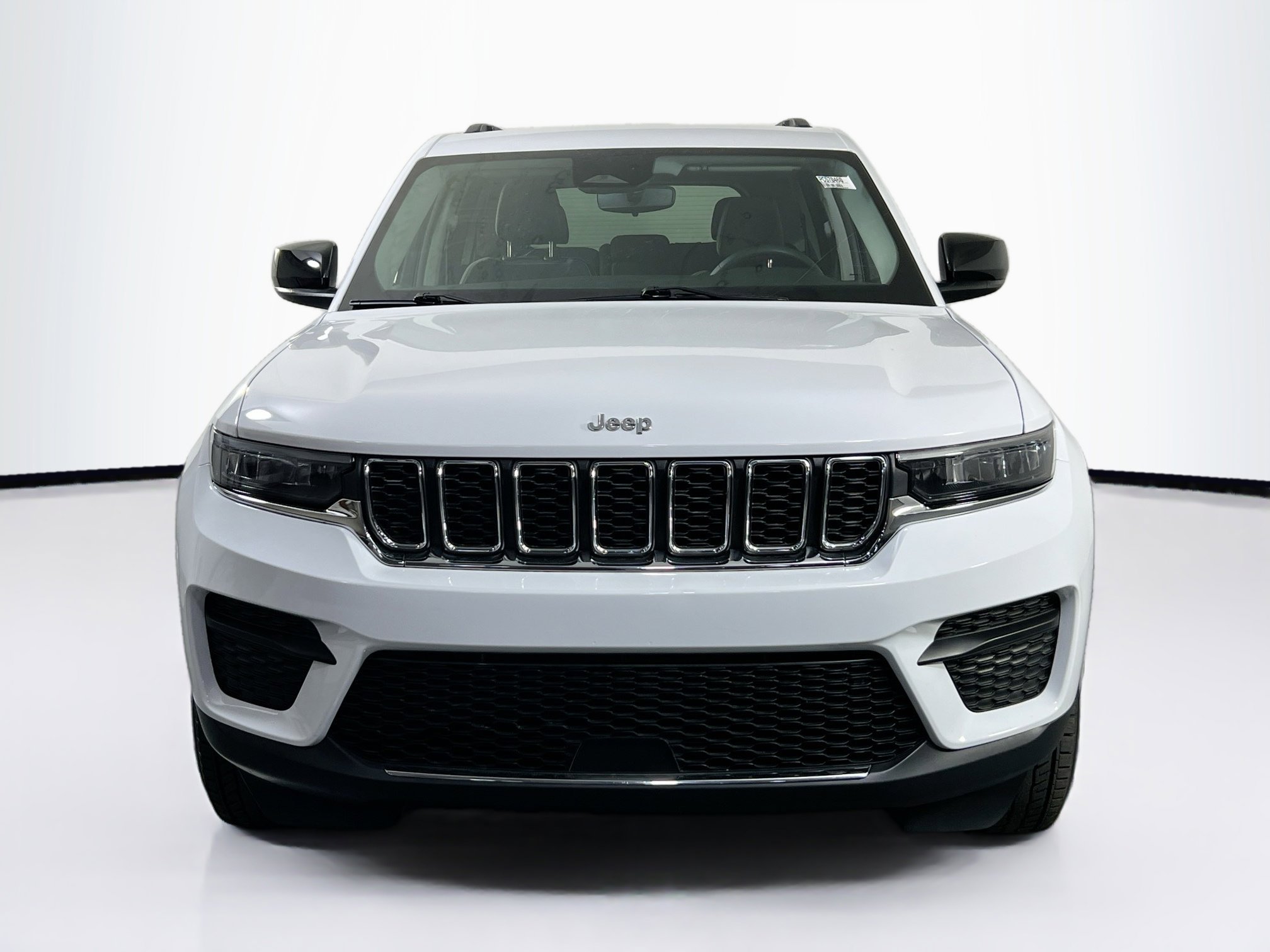 Used 2023 Jeep Grand Cherokee Laredo AWD/4WD image 2
