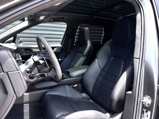 Certified 2026 Porsche Cayenne GTS AWD/4WD image 5