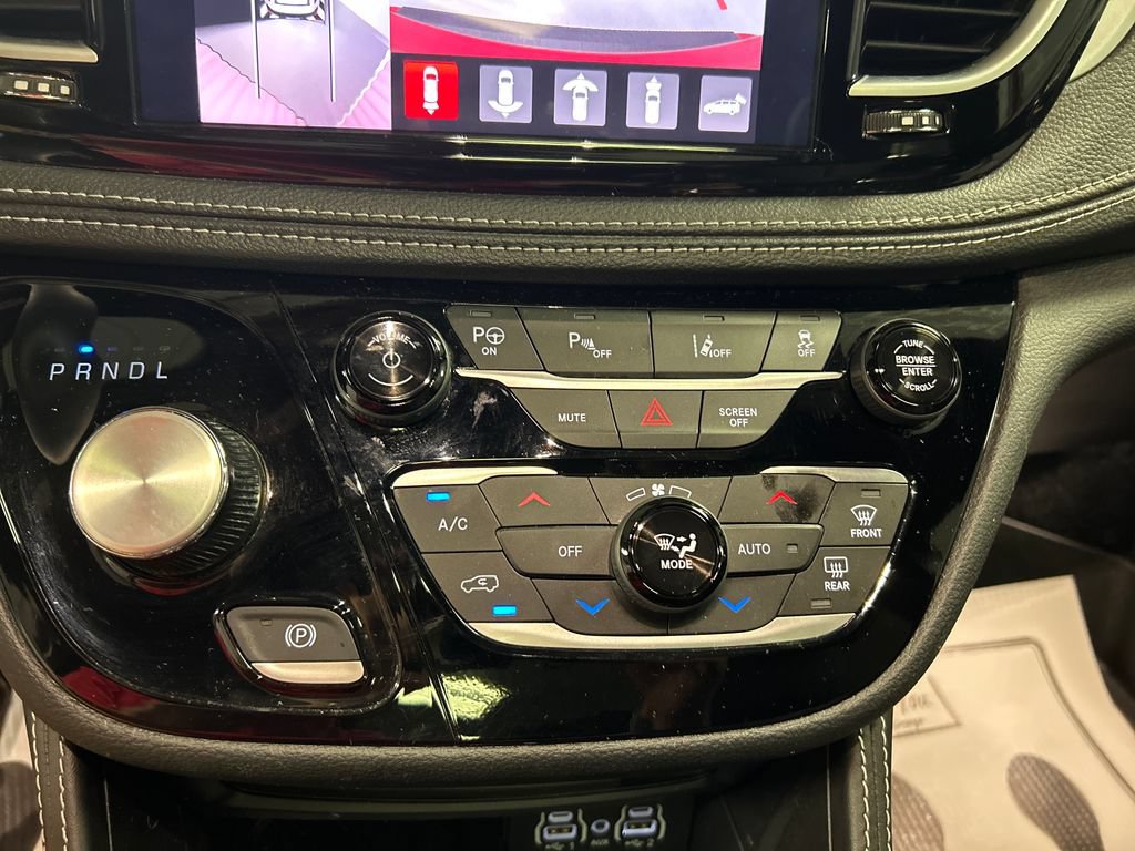 Used 2025 Chrysler Pacifica Premium FWD image 19