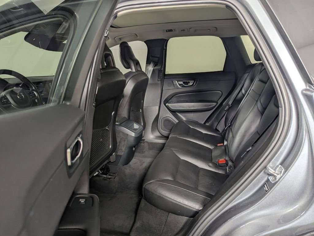 Used 2018 Volvo XC60 T6 Momentum w/ Convenience Package image 21