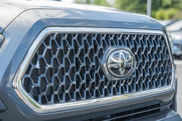 Used 2018 Toyota Tacoma TRD Off-Road w/ Four Season Floor Mat Package AWD/4WD image 12