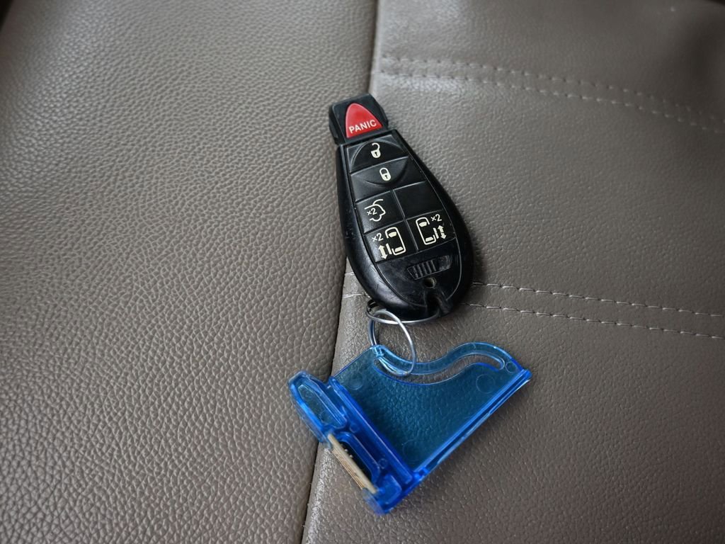 Used 2014 Chrysler Town & Country Touring image 57