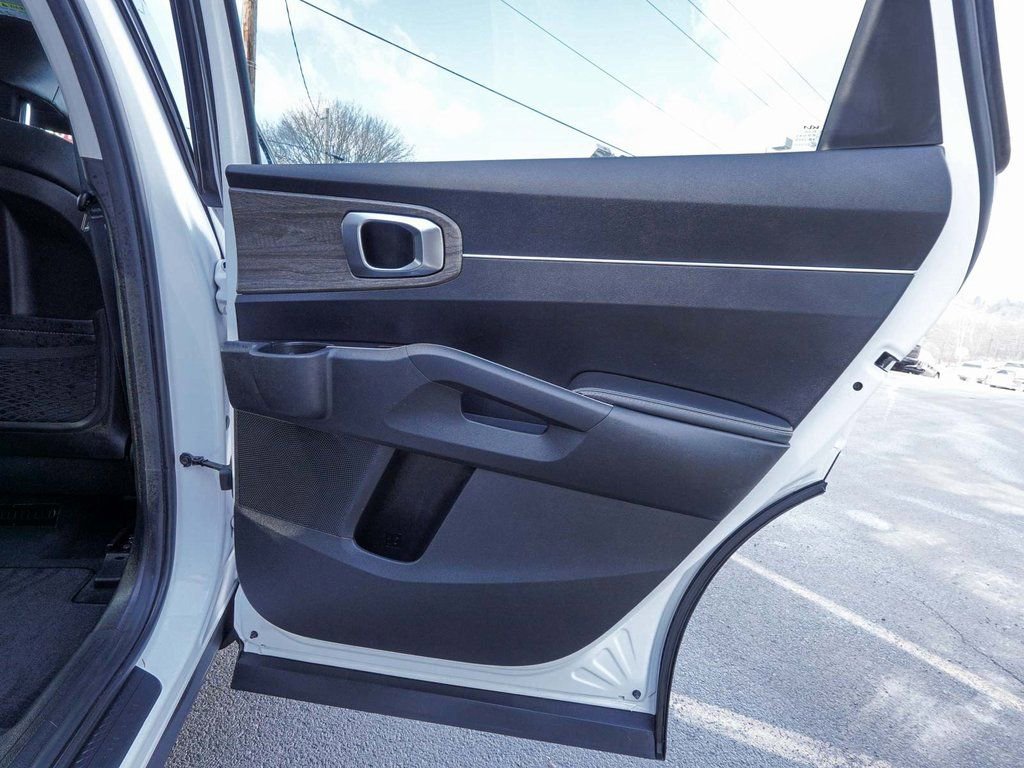 Used 2022 Kia Sorento S image 14