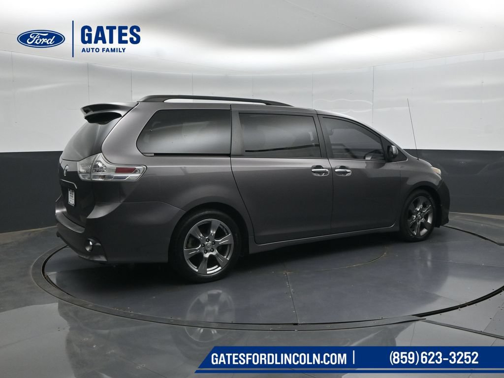 Used 2014 Toyota Sienna SE FWD image 2