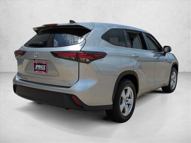 Used 2024 Toyota Highlander LE FWD image 5