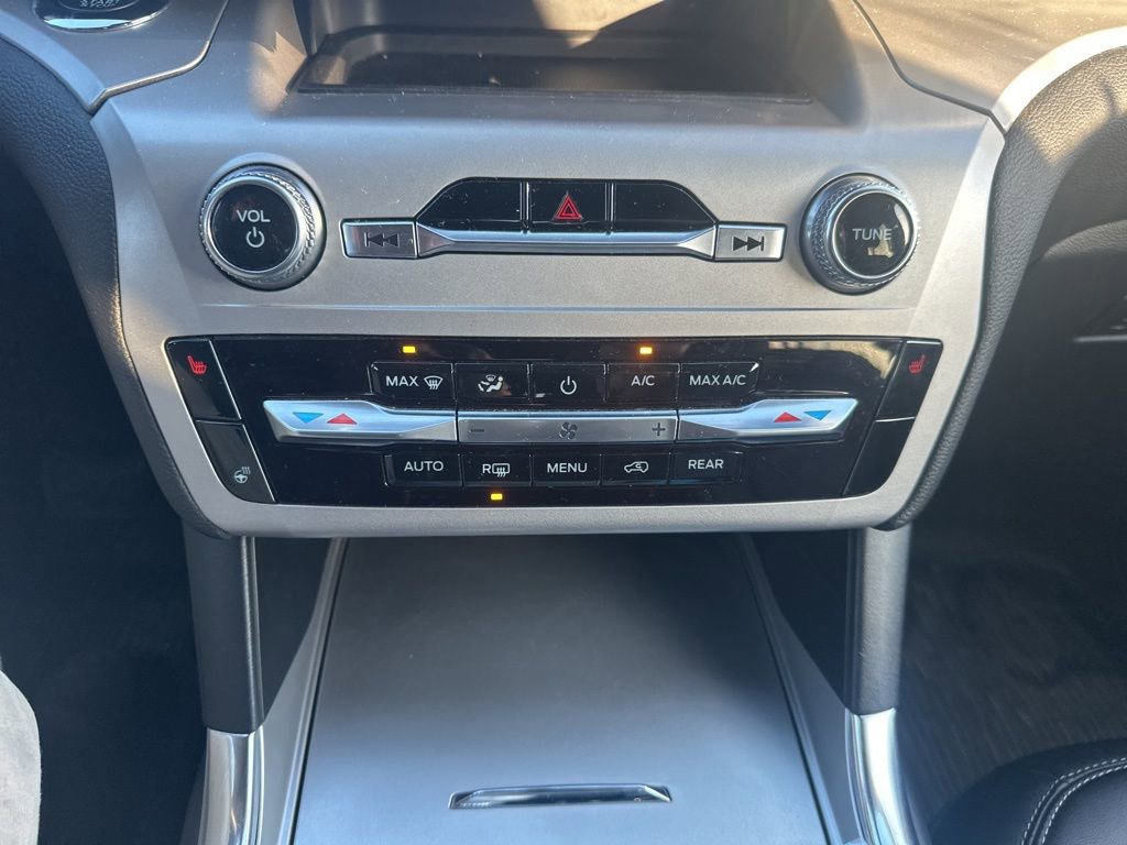 Used 2022 Ford Explorer XLT w/ Equipment Group 202A image 22