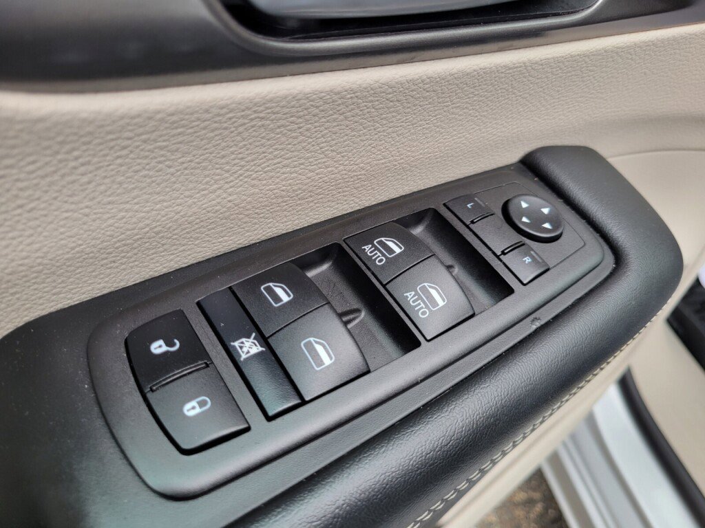 Used 2024 Chrysler Pacifica Touring-L image 15