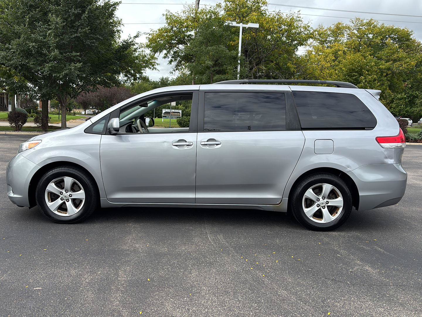 Used 2011 Toyota Sienna LE w/ Towing Pkg FWD image 24