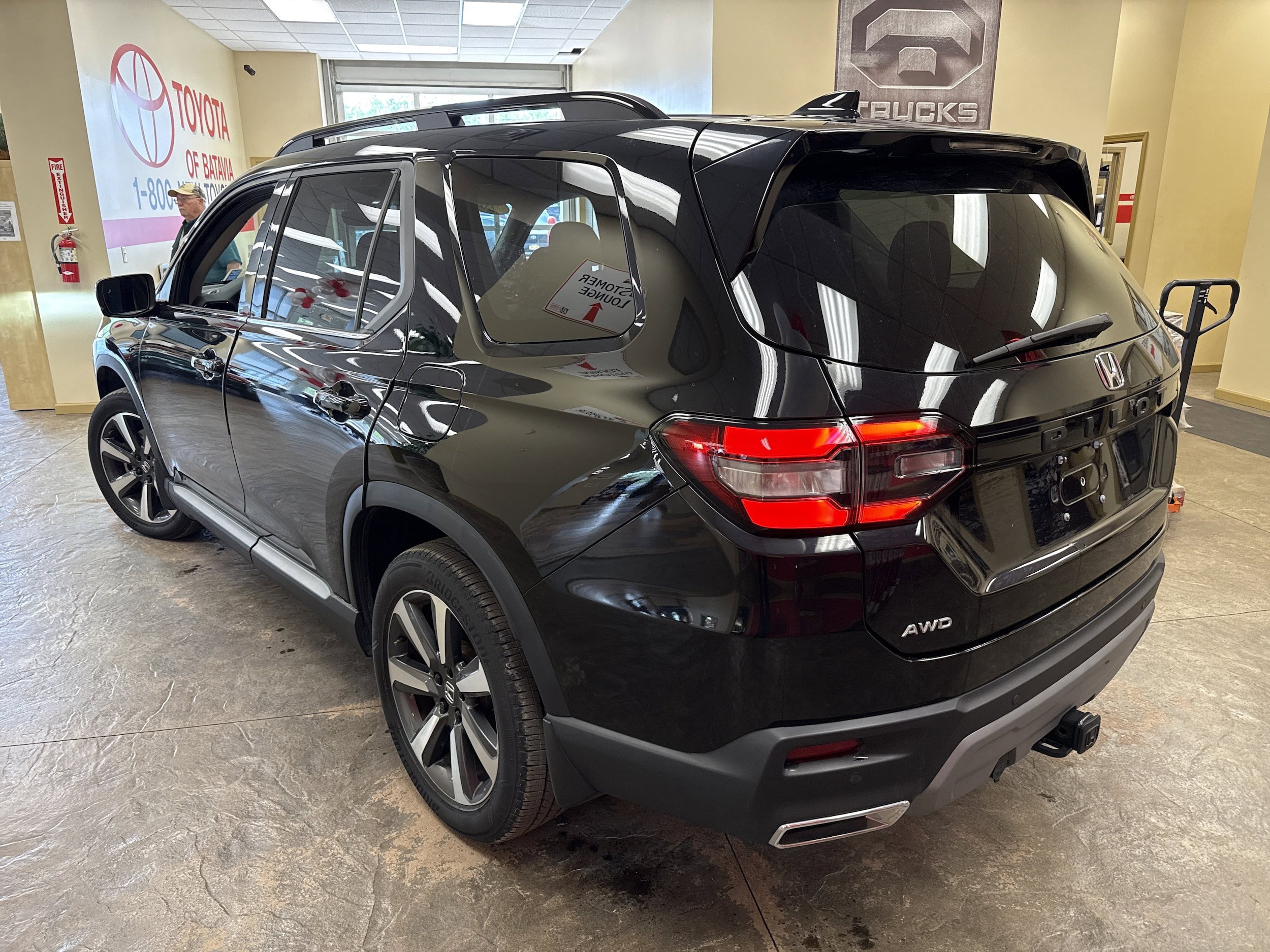 Used 2024 Honda Pilot Touring image 10