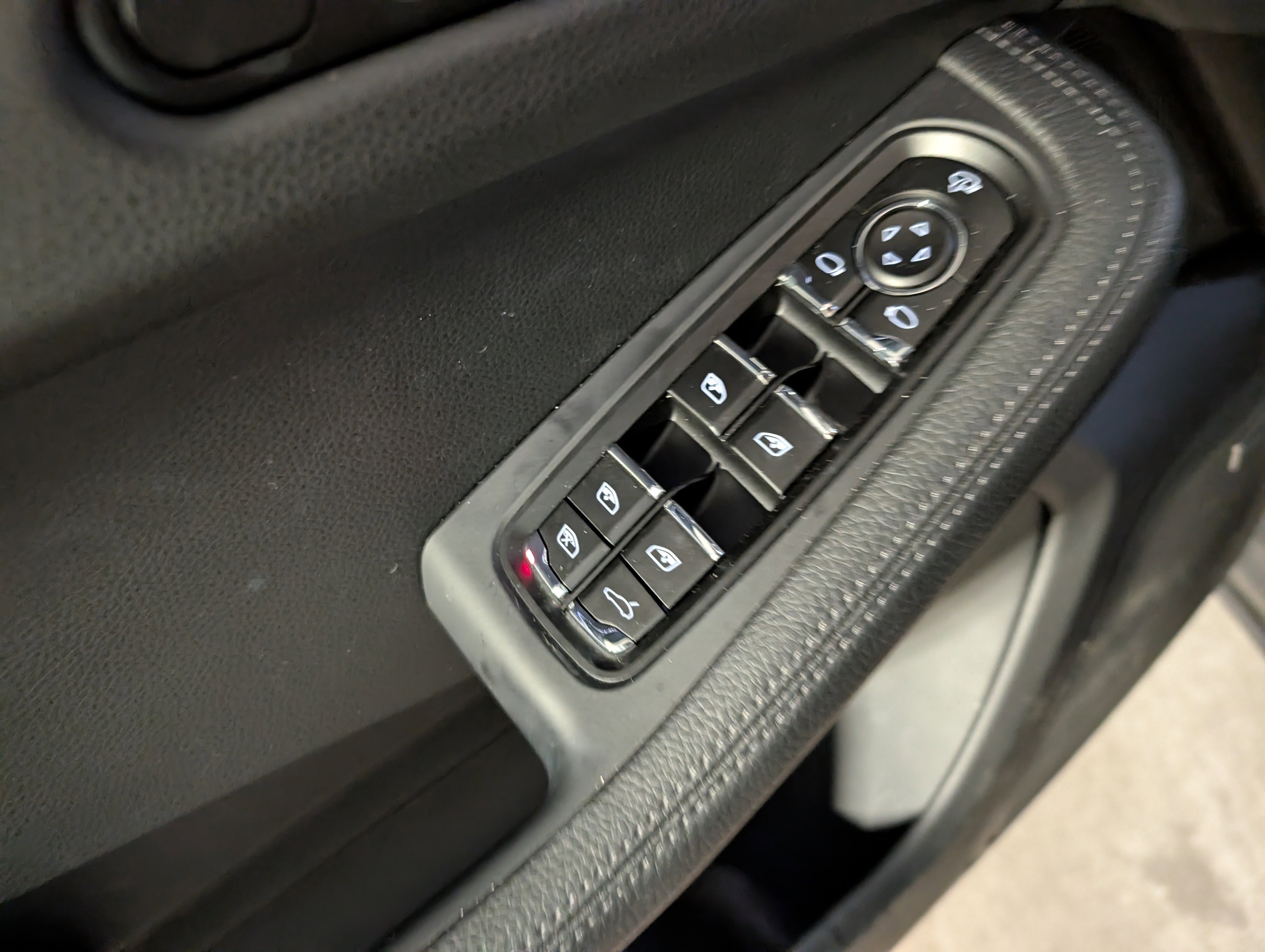 Certified 2025 Porsche Macan image 19