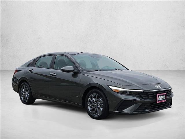 Used 2024 Hyundai Elantra SEL FWD image 3