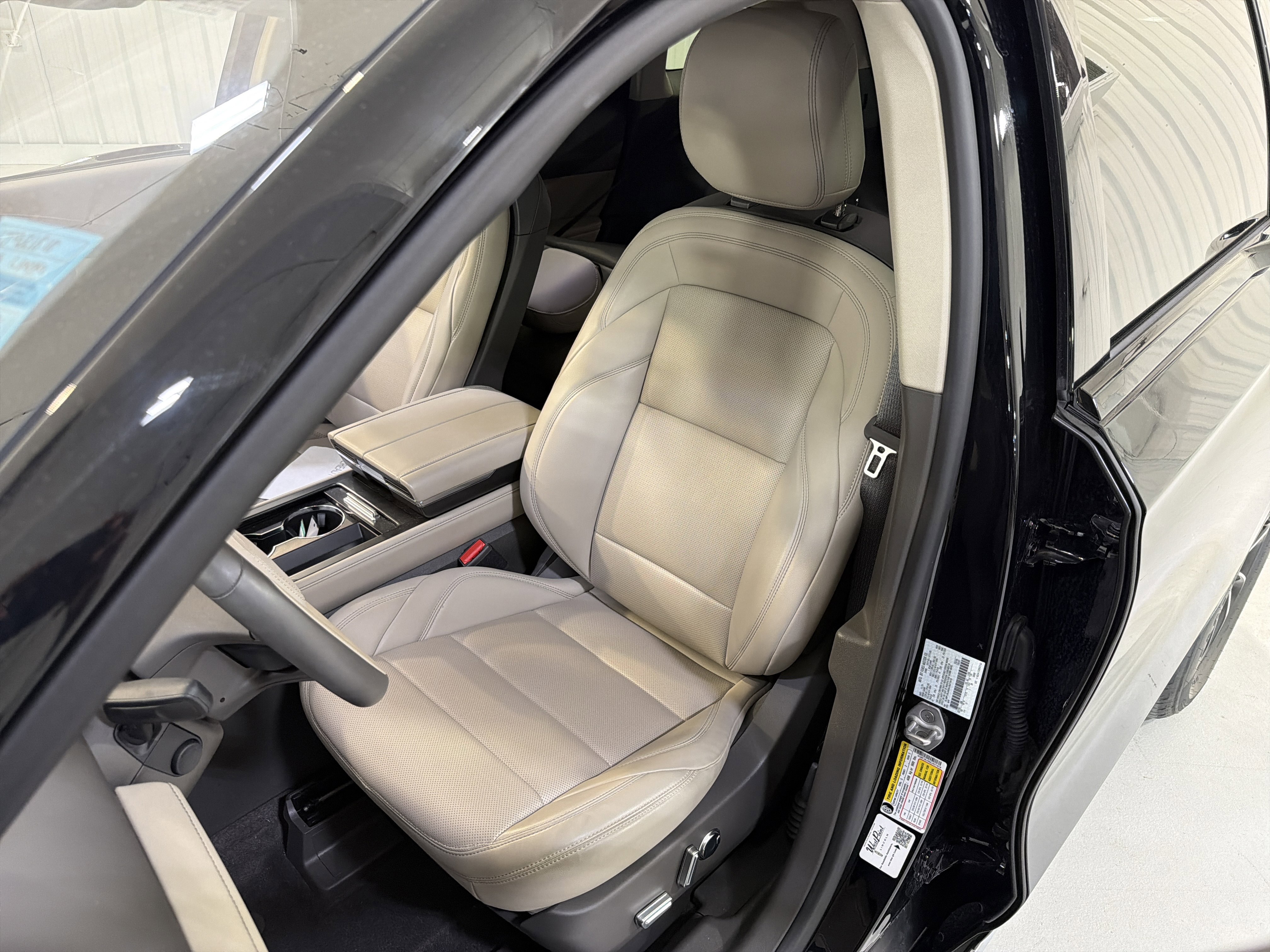 Used 2025 Lincoln Nautilus Premier image 10