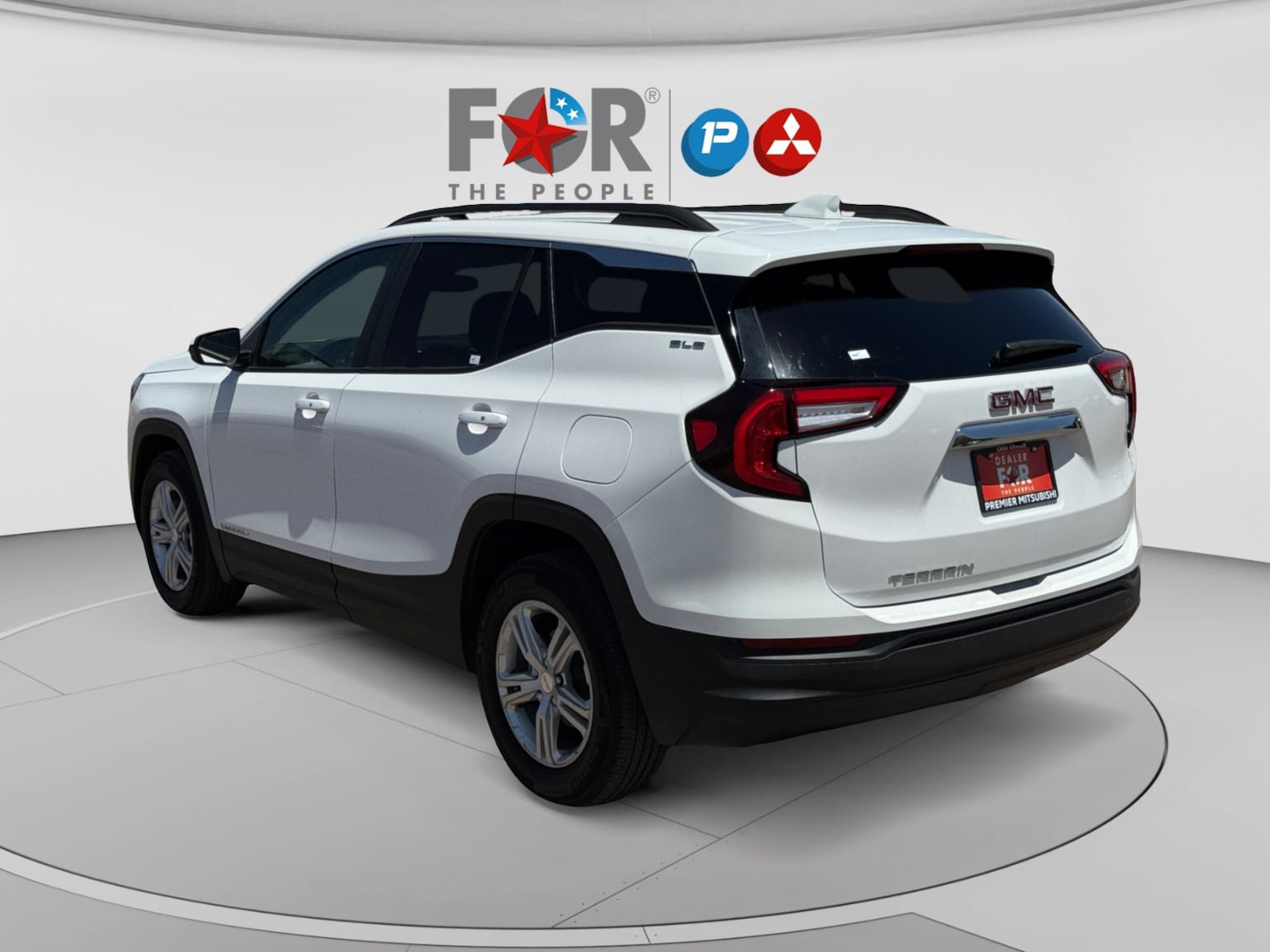 Used 2024 GMC Terrain SLE w/ Driver Convenience Package FWD image 3