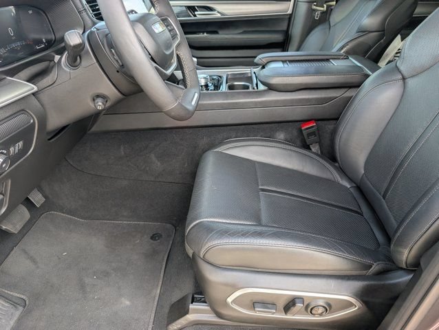 Used 2025 Jeep Wagoneer L Series II w/ Premium Group I AWD/4WD image 15