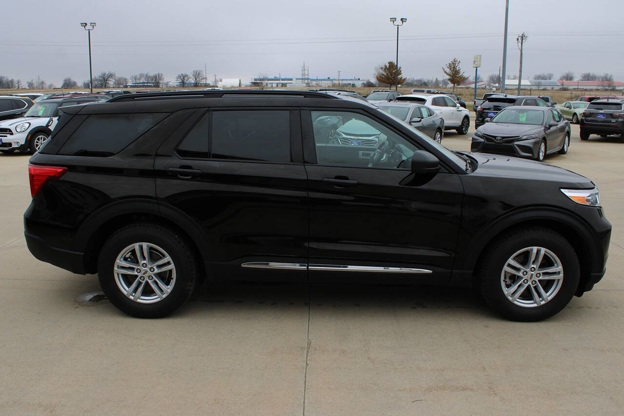 Used 2023 Ford Explorer XLT image 4