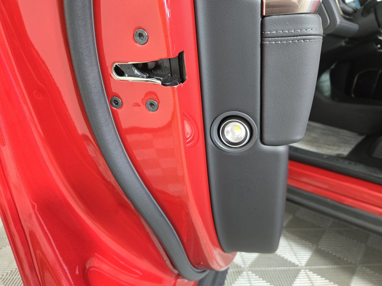 Used 2024 Rivian R1S Adventure AWD/4WD image 32