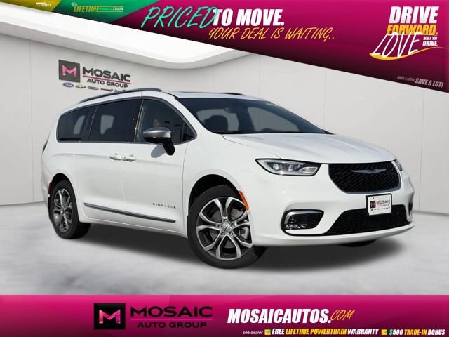 Used 2025 Chrysler Pacifica Pinnacle w/ Trailer Tow Group