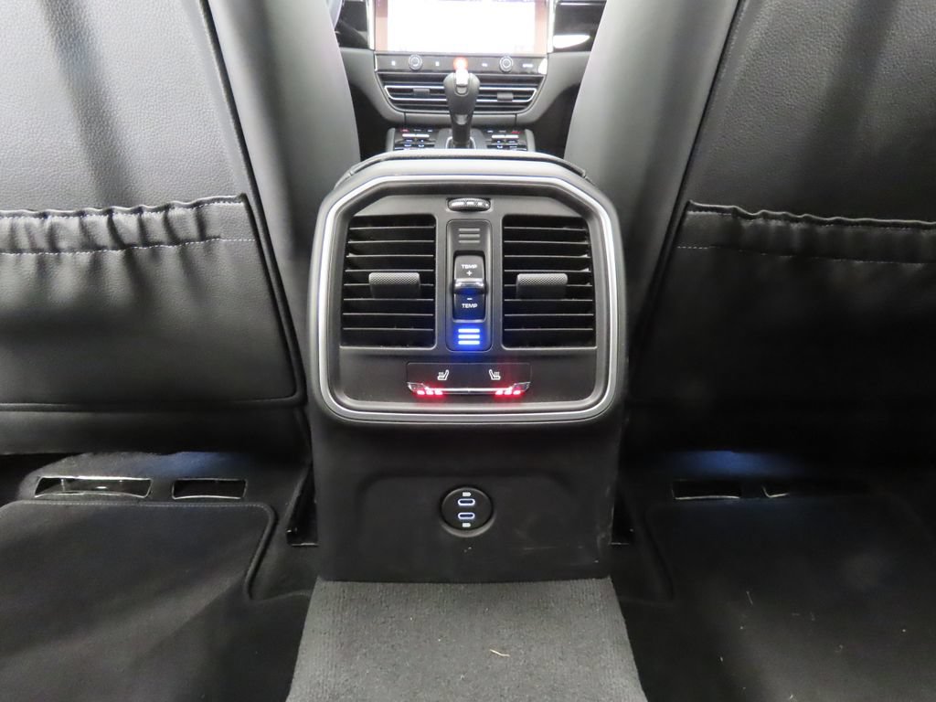 Certified 2026 Porsche Macan AWD/4WD image 32
