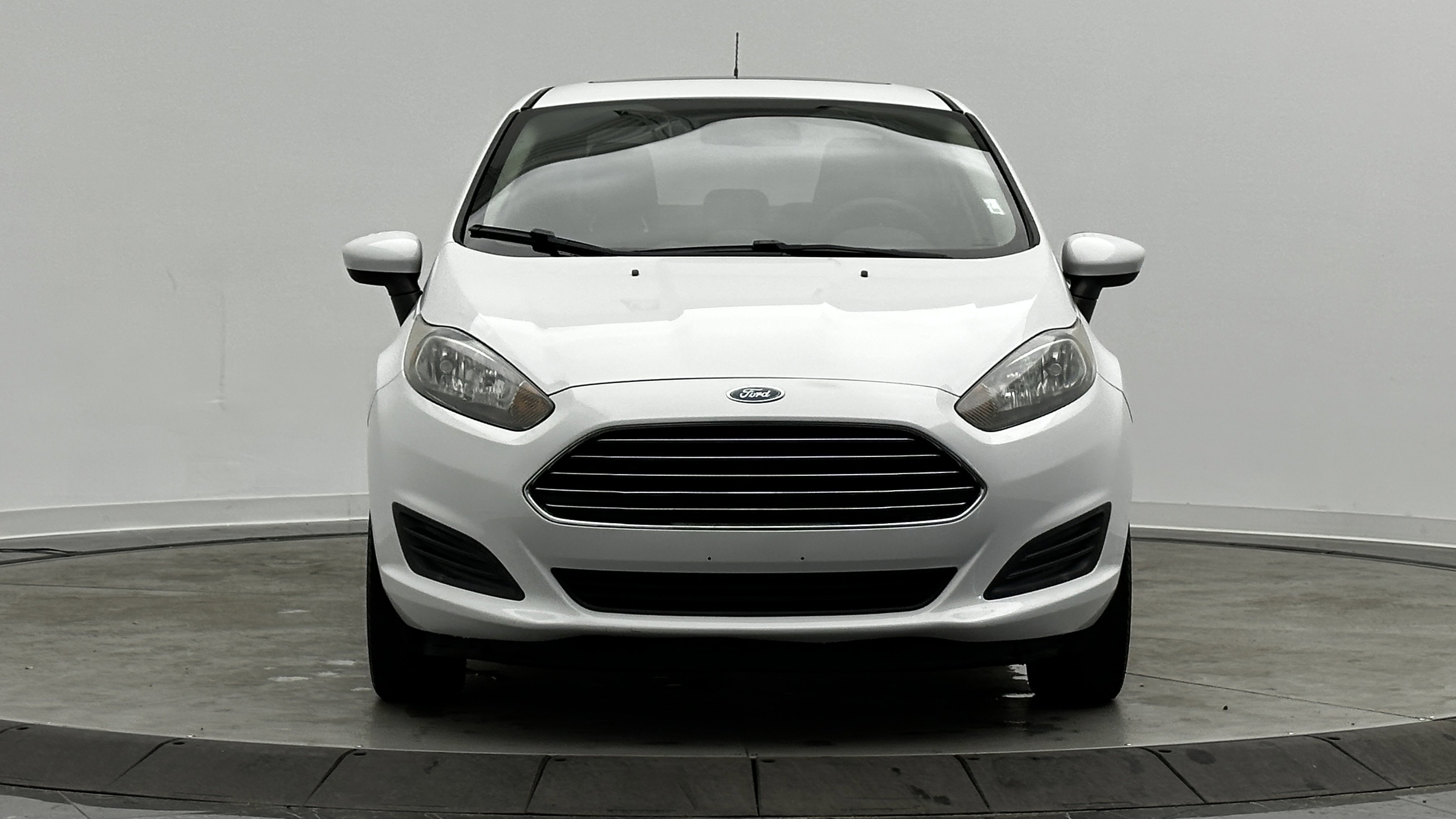 Used 2017 Ford Fiesta SE image 2