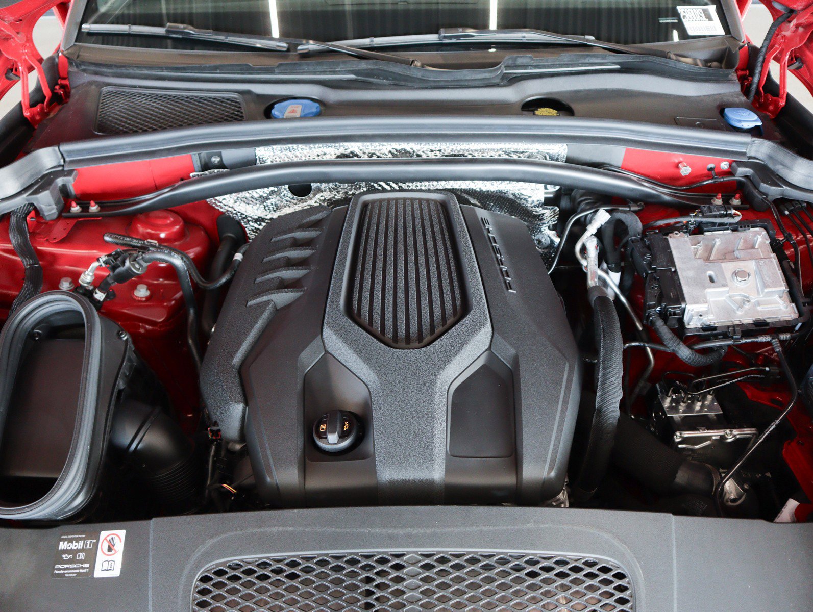 Used 2025 Porsche Macan image 21