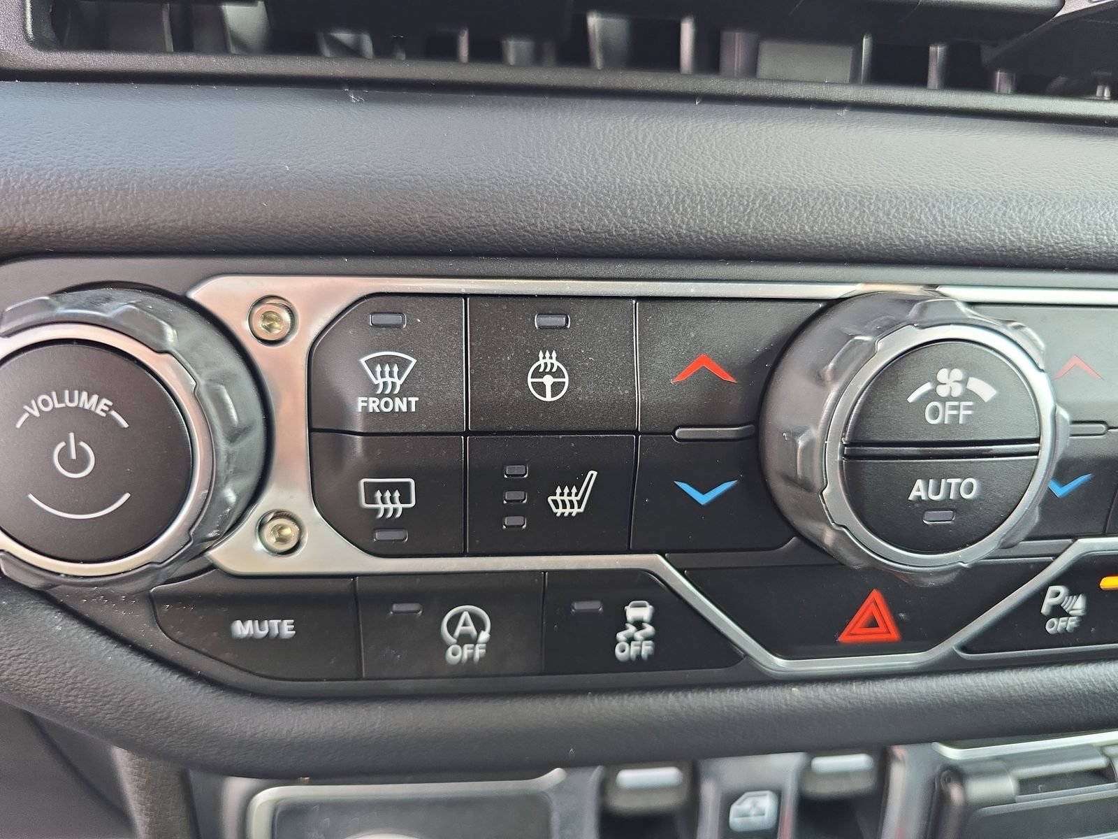 Used 2024 Jeep Wrangler Unlimited Sahara w/ Technology Group AWD/4WD image 19