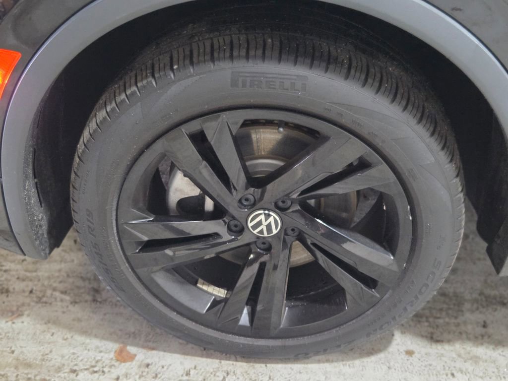 Used 2023 Volkswagen Tiguan SE R-Line image 14