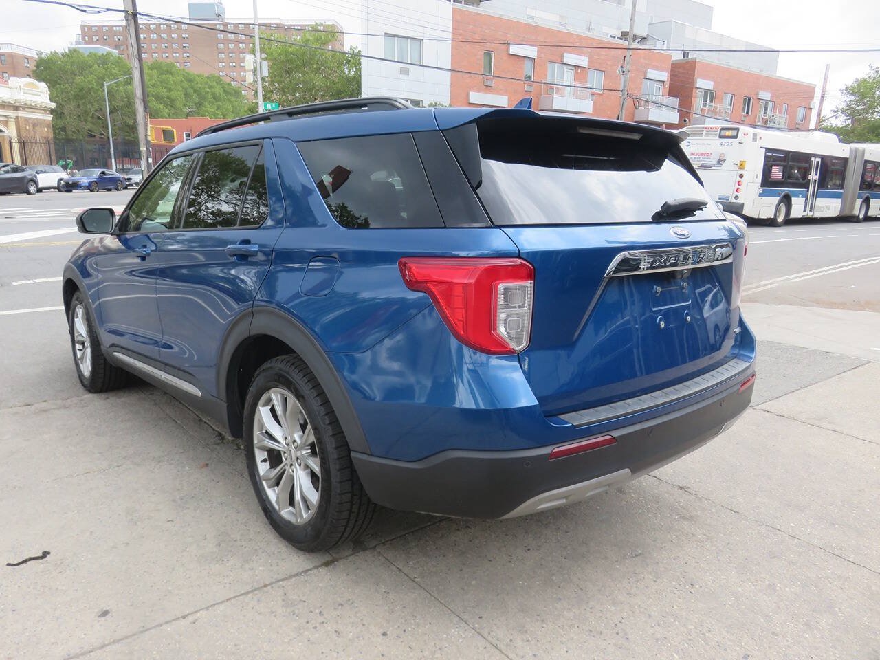 Used 2020 Ford Explorer XLT w/ Equipment Group 202A AWD/4WD image 5