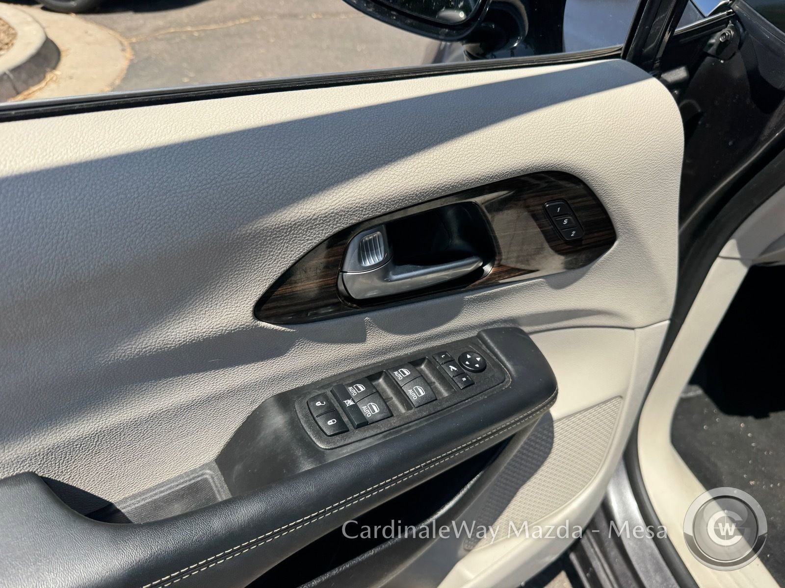 Used 2023 Chrysler Pacifica Limited FWD image 13