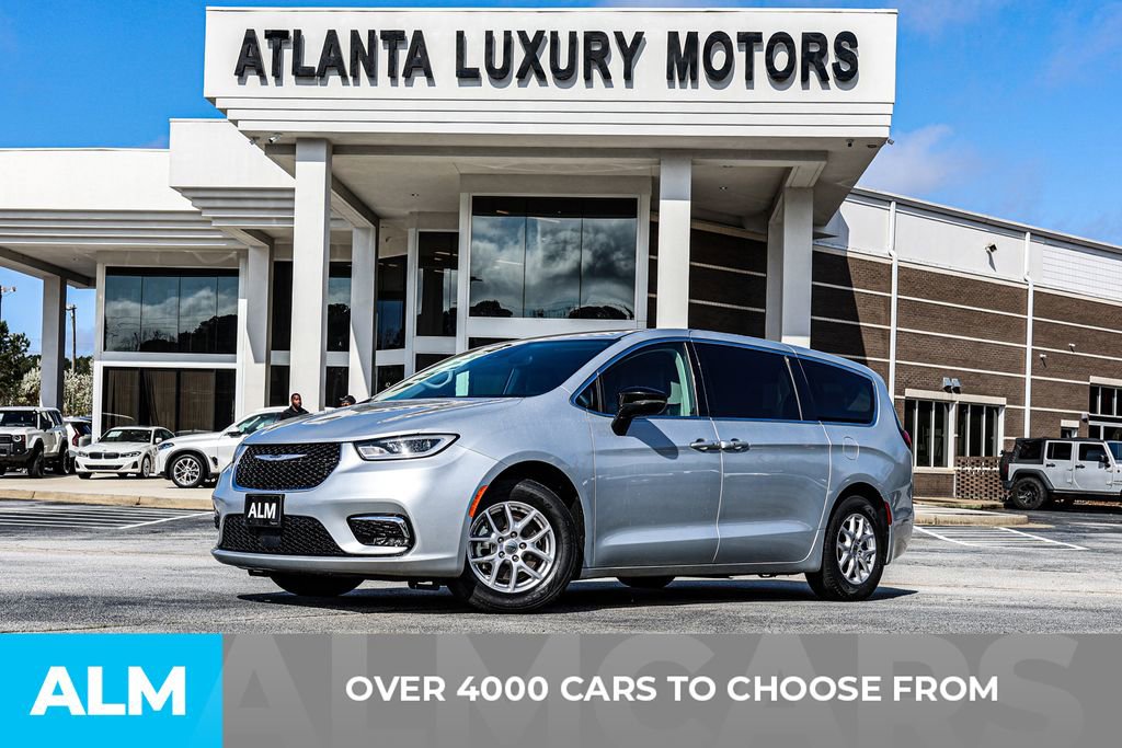 Used 2024 Chrysler Pacifica Touring-L FWD image 3