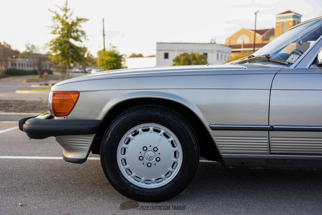 Used 1987 Mercedes-Benz 560 SL image 4