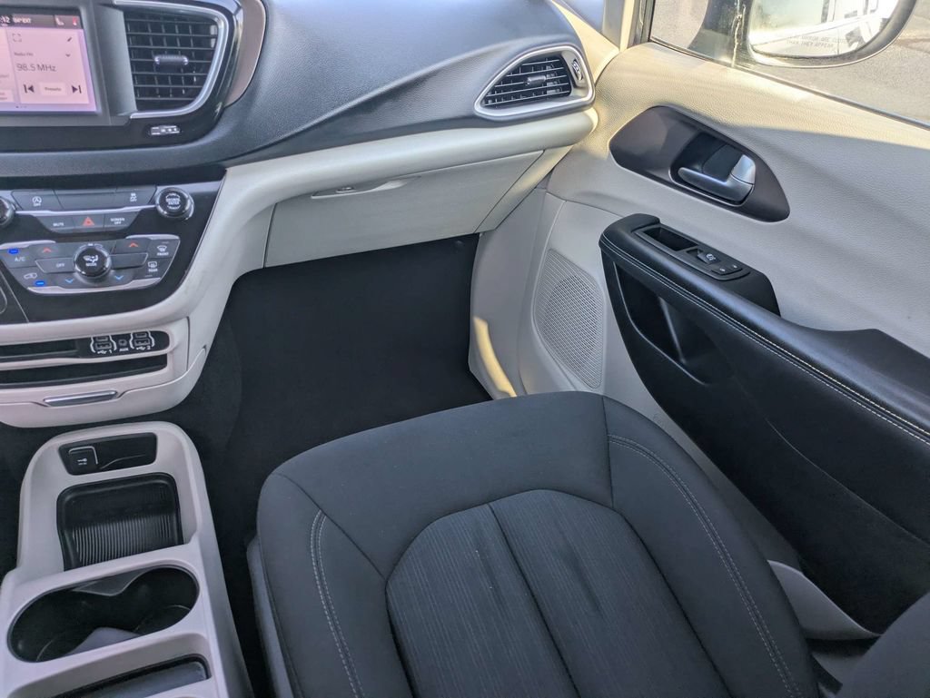 Used 2023 Chrysler Voyager LX FWD image 18