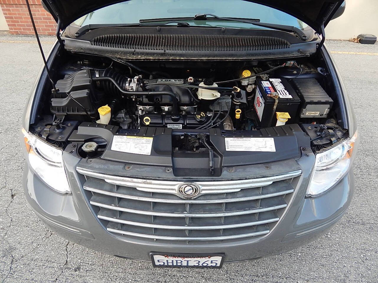 Used 2005 Chrysler Town & Country Touring w/ Luxury Group FWD image 36